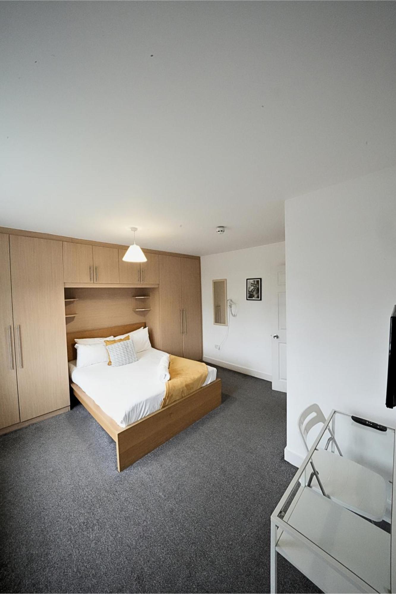 The Great Airport Place-Private Bedrooms With Private Bathroom-1 Bus To Heathrow Airport-5 Minutes By Car- Helpful Advice From Our Team ウェスト・ドレイトン、ロンドン エクステリア 写真