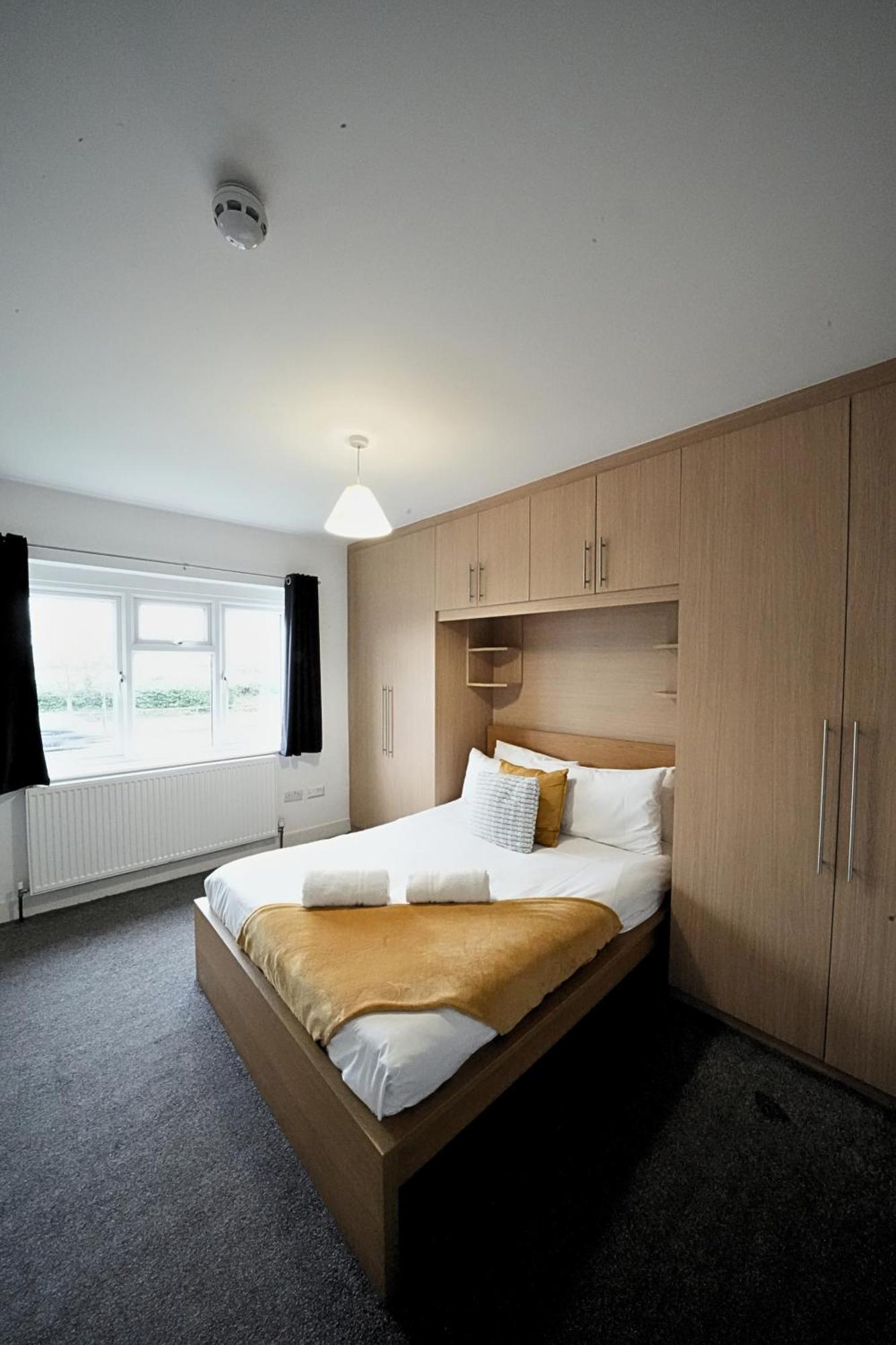 The Great Airport Place-Private Bedrooms With Private Bathroom-1 Bus To Heathrow Airport-5 Minutes By Car- Helpful Advice From Our Team ウェスト・ドレイトン、ロンドン エクステリア 写真