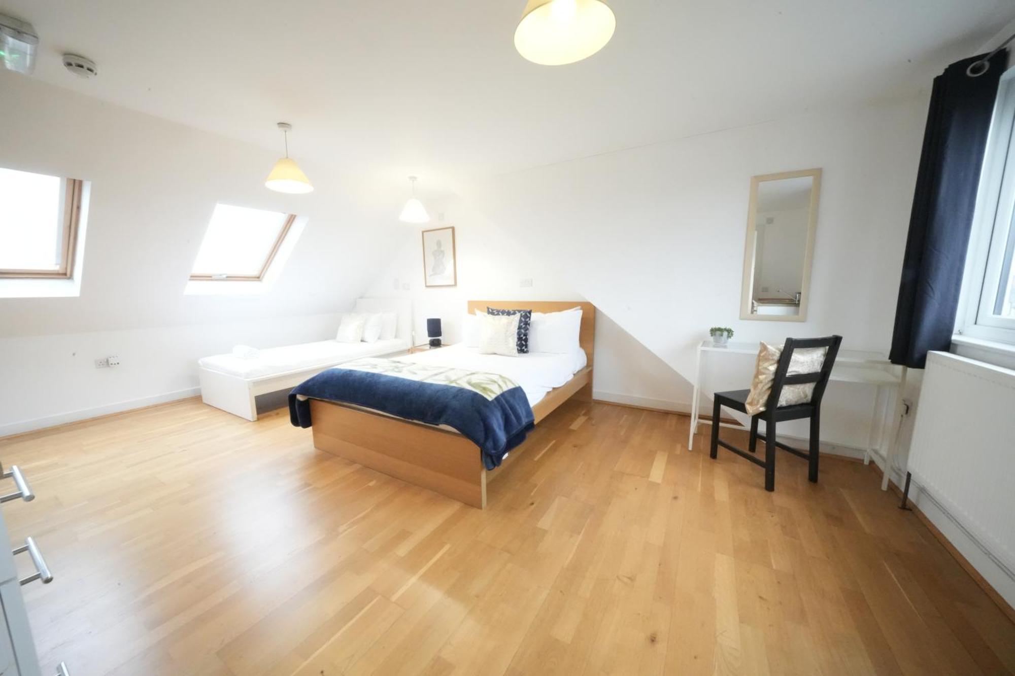 The Great Airport Place-Private Bedrooms With Private Bathroom-1 Bus To Heathrow Airport-5 Minutes By Car- Helpful Advice From Our Team ウェスト・ドレイトン、ロンドン エクステリア 写真
