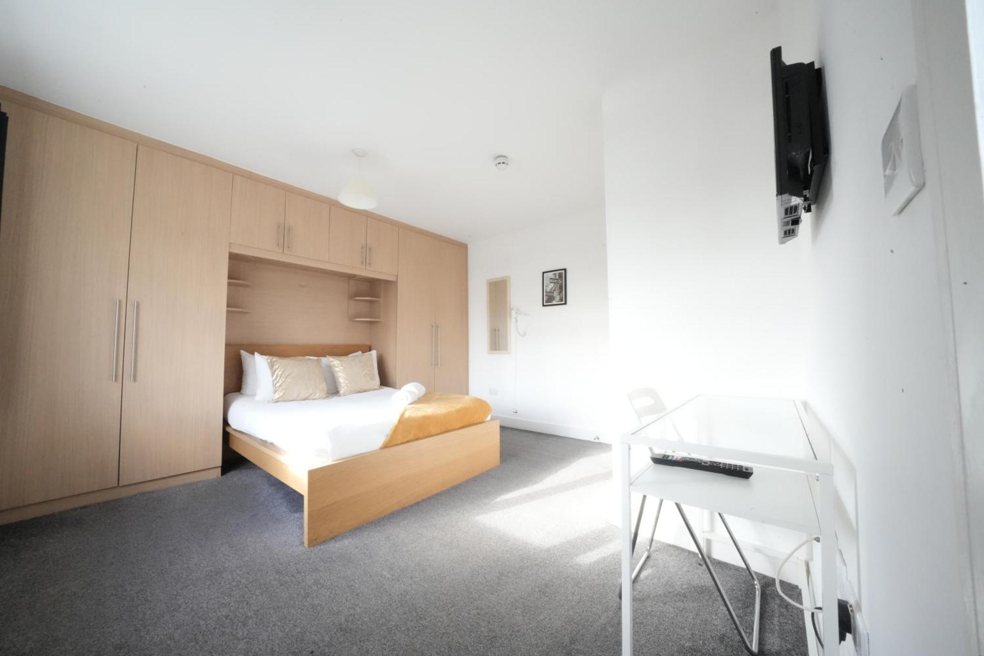 The Great Airport Place-Private Bedrooms With Private Bathroom-1 Bus To Heathrow Airport-5 Minutes By Car- Helpful Advice From Our Team ウェスト・ドレイトン、ロンドン エクステリア 写真