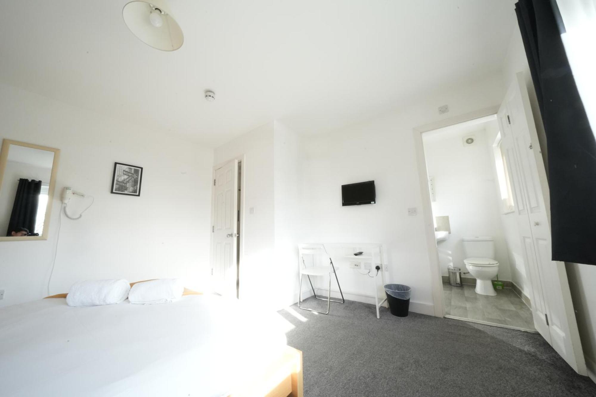 The Great Airport Place-Private Bedrooms With Private Bathroom-1 Bus To Heathrow Airport-5 Minutes By Car- Helpful Advice From Our Team ウェスト・ドレイトン、ロンドン エクステリア 写真