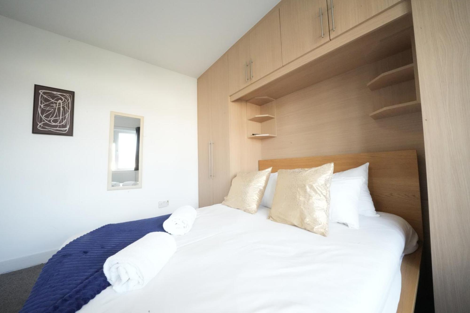 The Great Airport Place-Private Bedrooms With Private Bathroom-1 Bus To Heathrow Airport-5 Minutes By Car- Helpful Advice From Our Team ウェスト・ドレイトン、ロンドン エクステリア 写真