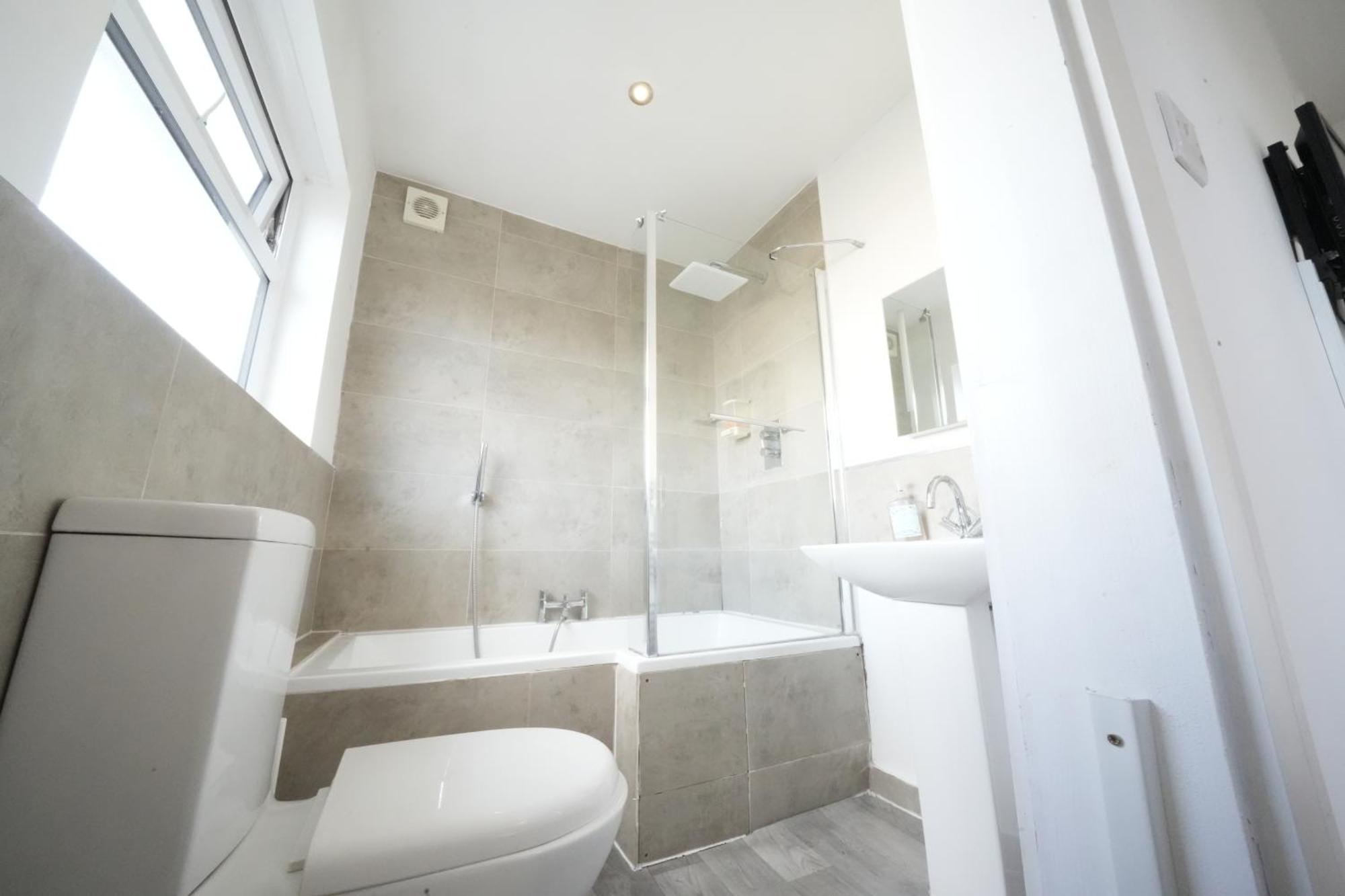 The Great Airport Place-Private Bedrooms With Private Bathroom-1 Bus To Heathrow Airport-5 Minutes By Car- Helpful Advice From Our Team ウェスト・ドレイトン、ロンドン エクステリア 写真