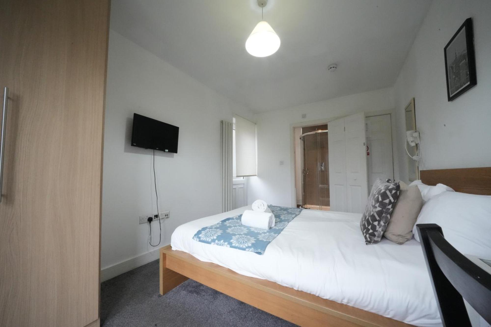 The Great Airport Place-Private Bedrooms With Private Bathroom-1 Bus To Heathrow Airport-5 Minutes By Car- Helpful Advice From Our Team ウェスト・ドレイトン、ロンドン エクステリア 写真