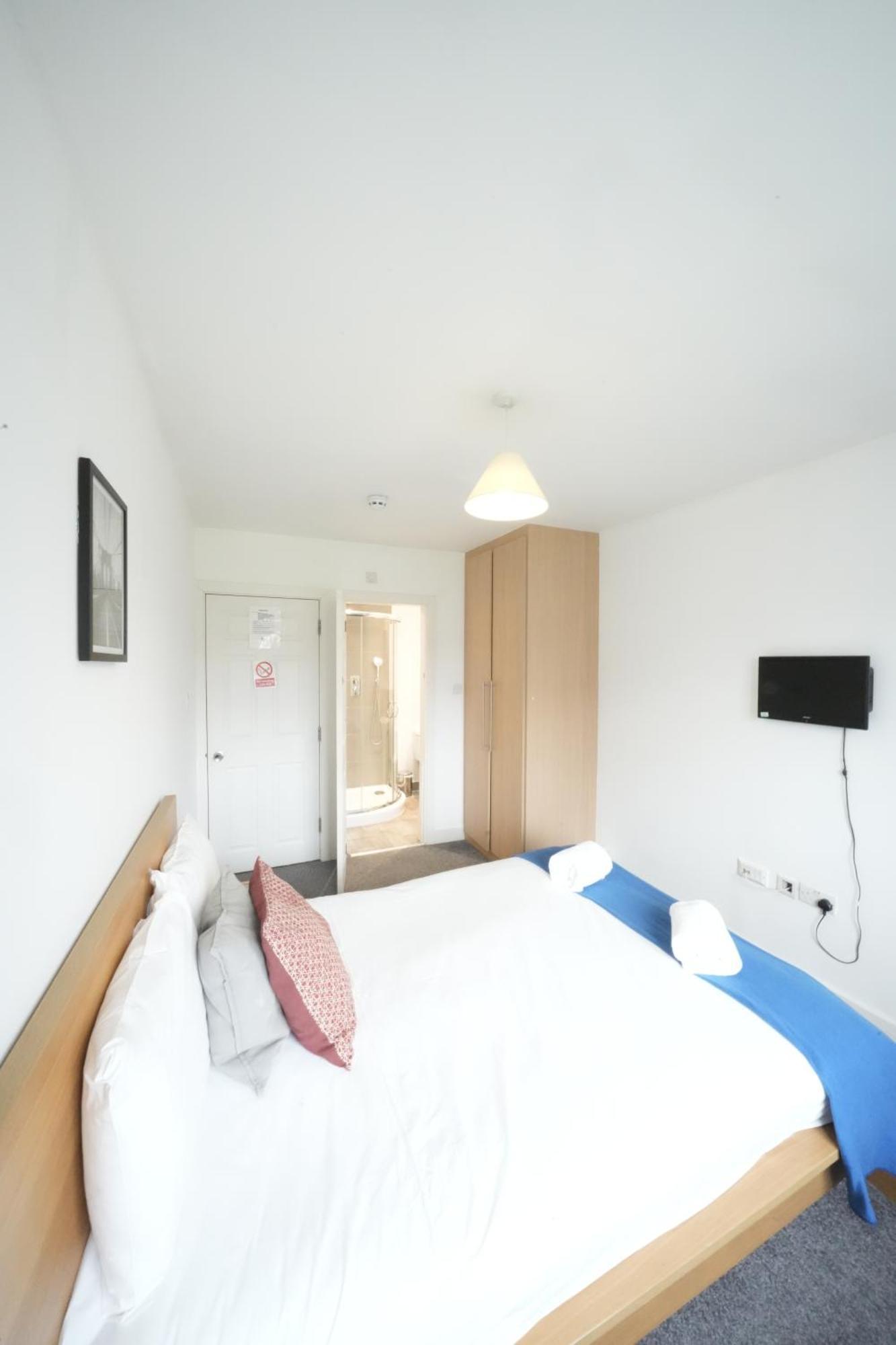 The Great Airport Place-Private Bedrooms With Private Bathroom-1 Bus To Heathrow Airport-5 Minutes By Car- Helpful Advice From Our Team ウェスト・ドレイトン、ロンドン エクステリア 写真