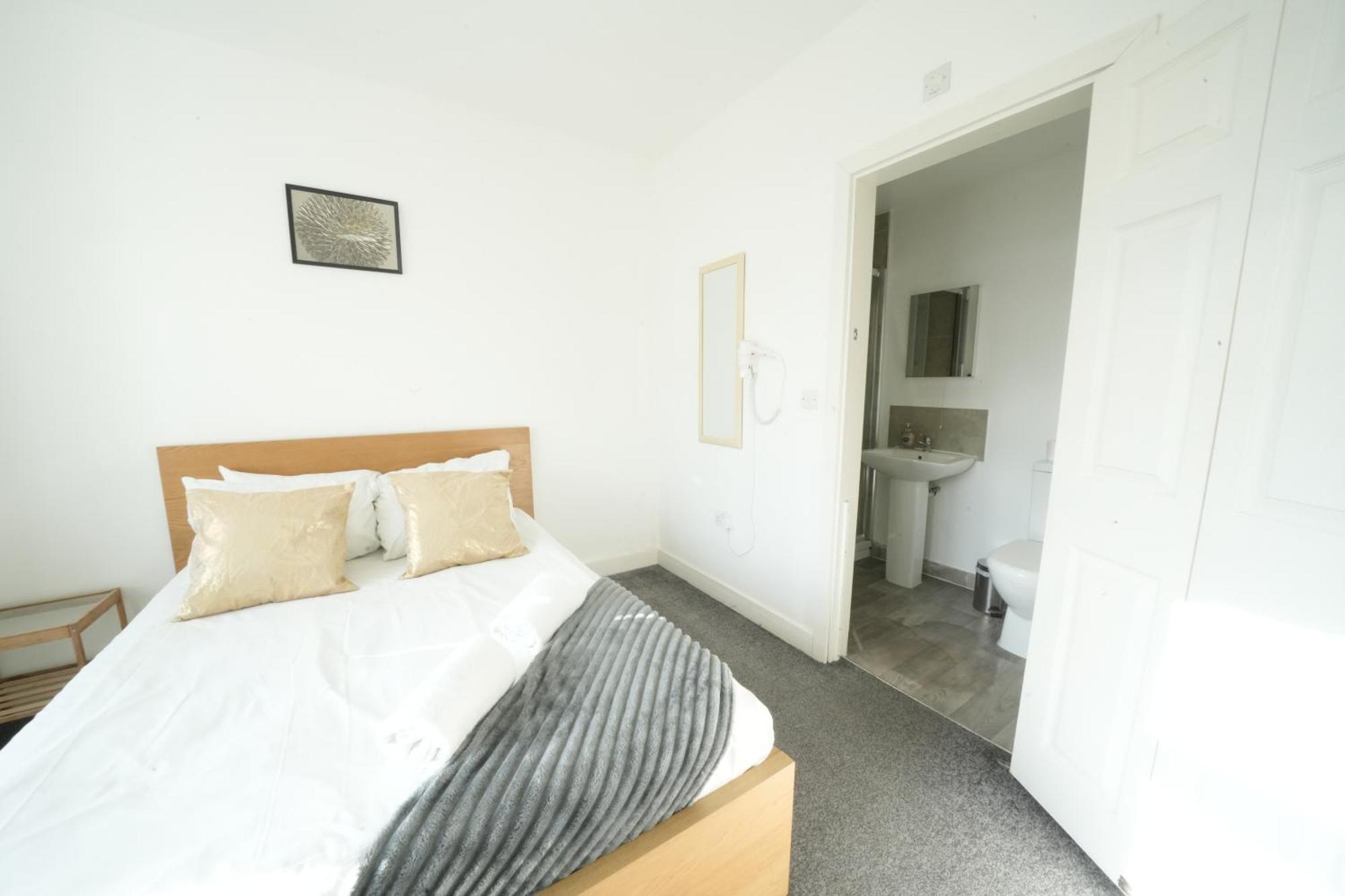 The Great Airport Place-Private Bedrooms With Private Bathroom-1 Bus To Heathrow Airport-5 Minutes By Car- Helpful Advice From Our Team ウェスト・ドレイトン、ロンドン エクステリア 写真