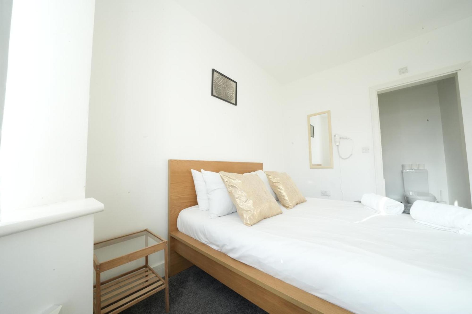 The Great Airport Place-Private Bedrooms With Private Bathroom-1 Bus To Heathrow Airport-5 Minutes By Car- Helpful Advice From Our Team ウェスト・ドレイトン、ロンドン エクステリア 写真